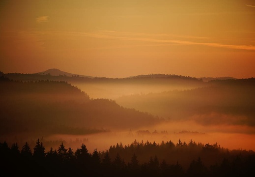 sonnenaufgang ueber dem kuhstall im elbsandsteingebirge 20151106 1433307564